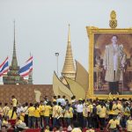 サナム ・ ルアン公園辻タイのバンコク市内でプミポン国王の肖像