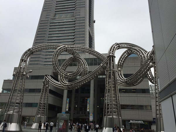 横浜ランドマークタワーとクィーンズスクエアの間にある銀色のオブジェ