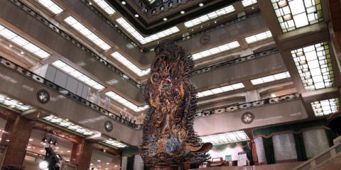 「天女(まごころ)像」といって、天井吹き抜けの4階に届くようにそびえる壮大な天女の像