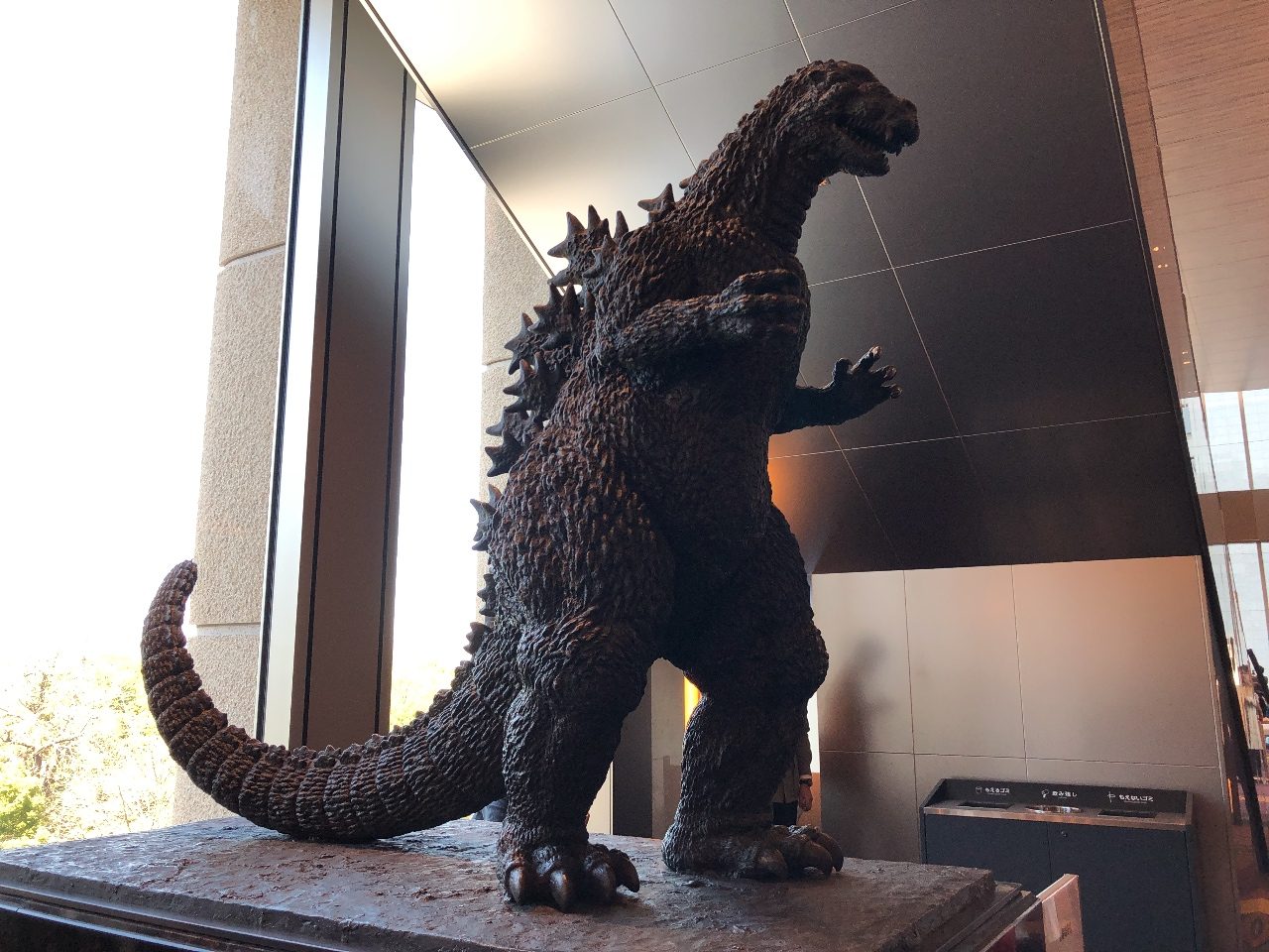 「東京ミッドタウン日比谷」6階へあがると東宝シネマズへ、またもやゴジラに遭遇