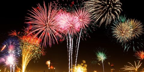 花火大会の大混雑を逆手にとった冷房が効いた快適空間で観覧できる方法